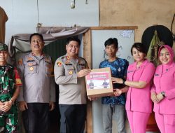 Jumat Barokah, Kapolres Pelabuhan Makassar Bersama Ketua Cabang Bhayangkari Bagikan Bansos 400 Paket Sembako