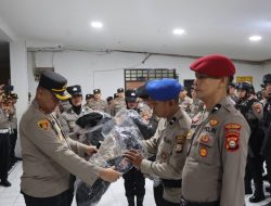 Jelang Pemilu 2024, Kapolres Pelabuhan Makassar Distribusikan Kaporlap Kepada Personel yang Terlibat Pam TPS