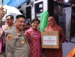 Kembali Salurkan 400 Paket, Kapolres Pelabuhan Bersama Ketua Bhayangkari Bagikan Sembako di Kecamatan Wajo