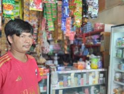 Modus Beli Chip, Dua Pemuda di Makassar Terekam CCTV Rampas HP Penjaga Kios
