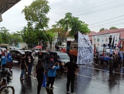 Mahasiswa dan Buruh Geruduk Kantor KPU Sulsel