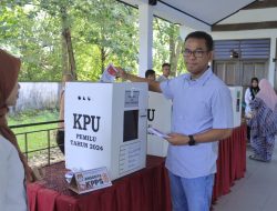 Pj Bupati Takalar Nyoblos di TPS 02 Kalabbirang