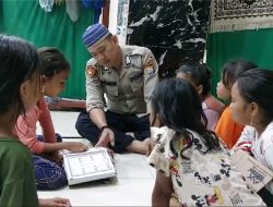 Disela Pengamanan TPS di Pulau Barrang Caddi, Personel Polres Pelabuhan Makassar Sempatkan Mengajar Mengaji ke Anak-anak