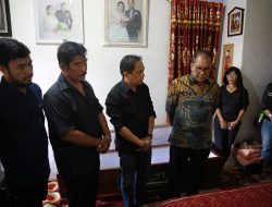Beri Bela Sungkawa, Danny Kunjungi Dua Rumah Duka Petugas KPPS Meninggal di Makassar