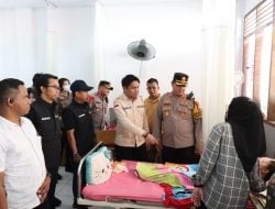 Kapolres Bersama Ketua KPU dan Bawaslu Gowa Jenguk Petugas KPPS yang Sakit