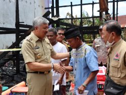 Serahkan Bantuan Bagi Korban Kebakaran di Mattiro Deceng, Bupati Pinrang Dorong Warga Tingkatkan Kewaspadaan