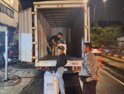 Polsek Ujung Tanah Kawal Ketat Pergeseran Kotak Suara dari PPK Menuju Gudang Logistik KPU Makassar
