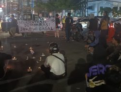 Desak Jokowi Mundur, Aktivis dan Serikat Pekerja di Makassar Gelar Unjuk Rasa Malam Hari