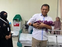 Momen Akbar Ali Gendong Bayi yang Lahir Bertepatan HUT ke-64 Parepare