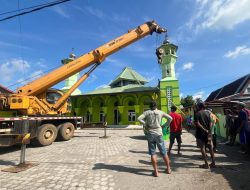 Huadi Kerahkan Crane Bantu Pasang Kubah Mesjid Jami Rahmat Desa Borong Loe