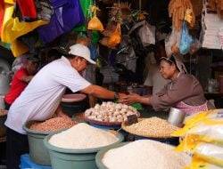 Pj Gubernur Sulsel Jalan Santai Bersama Warga dan Cek Harga Kebutuhan Pokok di Pasar Bantaeng