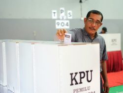 Kakanwil Kemenkumham Bersama Para Kadiv Ikut Nyoblos di TPS 904 Lapas Makassar