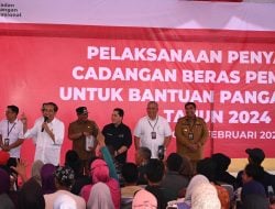 Presiden Jokowi Bagikan Bantuan Pangan kepada 1.000 KPM di Maros
