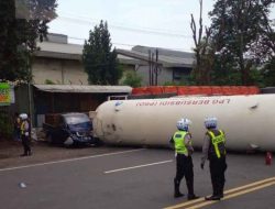 Berniat Menghindari Motor, Truk Tangki LPG Terguling di Sidoarjo