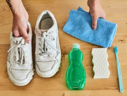 Ampuh dan Tidak Ribet! Ini 4 Cara Membersihkan Sepatu dan Sandal yang Berjamur
