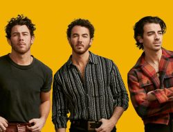 Menggelar Konser di Indonesia, Jonas Brothers Disambut Kalungan Bunga dan Syal Batik