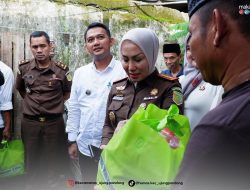 Camat Ujung Pandang Dampingi Kajari Makassar dalam Program “Kejari Makassar Berbagi” di Kelurahan Lajangiru
