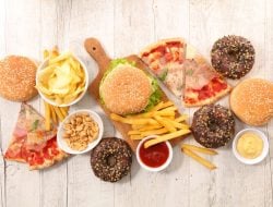 Stop Komsumsi Junk Food! 5 Makanan Ini Bisa Jadi Penyebab Utama Kanker Payudara