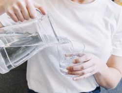 5 Manfaat Minum Air Putih Sehabis Bangun Tidur