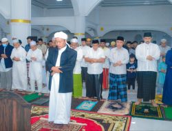 Bupati Lutim Tarwih Perdana di Masjid Agung