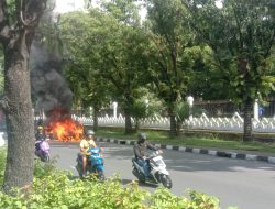 Mobil Jenis Timor Terbakar di Depan Kantor Gubernur Sulsel, Damkar Butuh Waktu 15 Menit Untuk Pemadaman