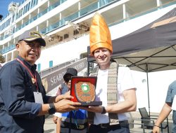 Pj Wali Kota Parepare Sambut Wisatawan Asing yang Menumpangi Kapal Pesiar MV Seabourn Odyssey