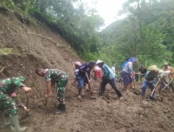 TNI -Polri Bersinergi Warga Berhasil Bersihkan Material Longsor