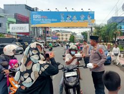 Raih Berkah Bulan Ramadan, Polres Pelabuhan Makassar Berbagi Takjil
