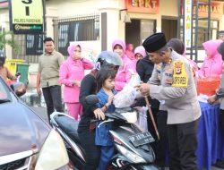 Gandeng Bhayangkari, Polres Parepare Bagi-bagi Takjil Kepada Pengendara