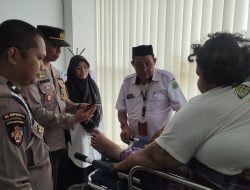 Kapolsek Watang Pulu Iptu Ahmad Tangko Pimpin Langsung Evakuasi Penderita Obesitas di Sidrap