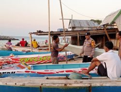 Tingkatkan Sambang, Bhabinkamtibmas Pulau Barrang Caddi Ajak Warga Jaga Kamtibmas di Bulan Ramadan