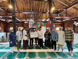 BPJS Ketenagakerjaan Serahkan 100 Paket Bantuan Perlengkapan Jenazah di Masjid Tua Wapauwe