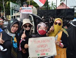 Ikut Demo Ungkapkan Keresahannya, Emak-emak di Makassar: Saya Tak Ada Urusan Politik, Turunkan Harga Kebutuhan Pokok