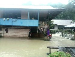 Wakil Bupati Tator Kunjungi Rumah Warga Sarira yang Terdampak Banjir