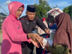 Brimob Bone Bersama Baznas Bagi Takjil dan Nasi Kotak ke Pengguna Jalan di Depan Mako