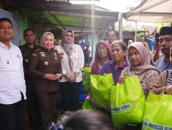 Kejari Makassar Bagikan 370 Sembako Pada Warga Kurang Mampu di Tiga Kecamatan