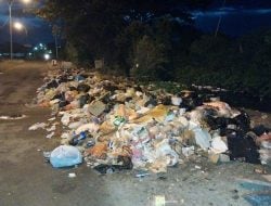 Jalan Martadinata Mamuju Dipenuhi Tumpukan Sampah