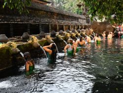 Mengenal Melukat, Ritual di Bali yang Jadi Salah Satu Agenda WWF