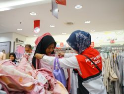 Pertamina Ajak Anak Yatim dan Duafa Belanja Baju Lebaran
