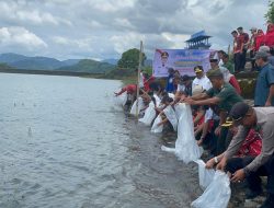 Pj Gubernur Bareng Warga Lepas Benih Ikan Nila di Bendungan Bili-bili Gowa 