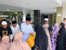 Dipimpin Langsung Taufan Pawe, Pengurus Masjid Terapung Bj Habibie Berbagi Sembako ke Kaum Dhuafa