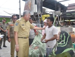 Bupati Pinrang Salurkan Bantuan ke Korban Kebakaran di Kelurahan Sawitto