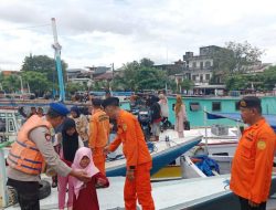 Mengabdi Untuk Keselamatan Masyarakat, Satpolairud Polres Pelabuhan Makassar Bantu Penumpang Turun Dari Kapal