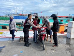 Polsek Paotere Bantu Warga Pulau Turun dari Kapal Sambil Binluh