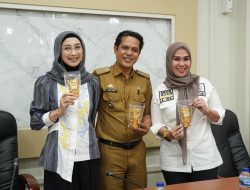 Ketua DPRD Sulsel Bersama Desi Ratnasari Promosikan Produk UMKM Barru