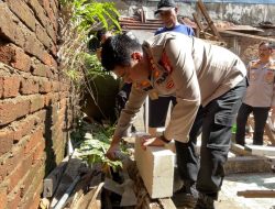Bedah Rumah Program Kapolda Sulsel, Kapolres AKBP Yudi Frianto Lakukan Peletakan Batu Pertama