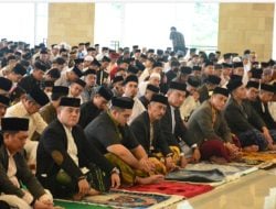 T.R Fahsul Falah Bersama Ribuan Warga Salat Idul Fitri di Masjid Islamic Center Sinjai