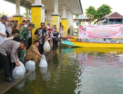 Pj Gubernur Bahtiar Kunjungi Soppeng, Tebar 160 Ribu Benih Ikan di Salomate