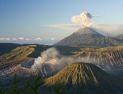 4 Kali Gunung Semeru Semburkan Abu Vulkanik