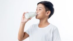 6 Dampak Buruk Meminum Susu pada Malam Hari bagi Anak-anak